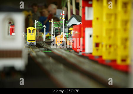 York, UK, 27. Juli 2014. LEGO Modell einer Eisenbahnlinie auf dem Display an der jährlichen York Lego Show an der University of York. Die Ausstellung umfasst Modelle von Mitgliedern des "Nördlichen Ziegelei", die Erwachsenen Fans von Lego (AFOL) gebaut. Bildnachweis: David Soulsby/Alamy Live-Nachrichten Stockfoto