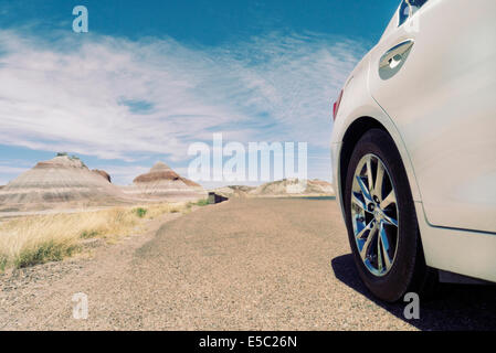 Infiniti Q50 in den Petrified Forest National Park Arizona USA. Des Tipi Stockfoto