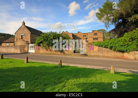 Eyam Hall und Dorfanger Eyam Pest Dorf, Derbyshire, Peak District National Park, England, UK. Stockfoto