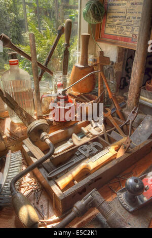 Alten Tischler-Werkzeuge in einer staubigen Werkstatt Stockfoto