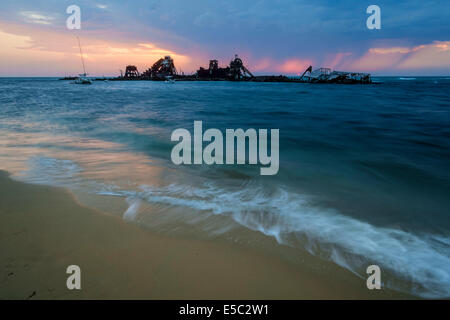 Sonnenuntergang am Tangalooma Wracks, Moreton Island Stockfoto