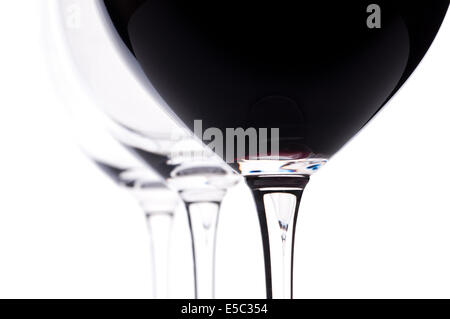 Drei Gläser Wein im Gegenlicht mit Rotwein Stockfoto