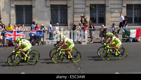 Paris, Frankreich. 27. Juli 2014. Fans warten auf die Ankunft der Tour de France. Auf Sonntag, 27. Juli 2014 wurden die Champs Elisées und Rue de Rivoli wegen der Ankunft der Tour de France für den Verkehr gesperrt. Fans warteten seit dem frühen Morgen der beste Ort, um die Athleten Ankunft zu sehen haben. Zuschauer erlebten manchmal ein paar Schwierigkeiten bei der Erreichung ihrer Sitze wegen den Barrikaden. Bildnachweis: Cecilia Colussi/Alamy Live-Nachrichten Stockfoto
