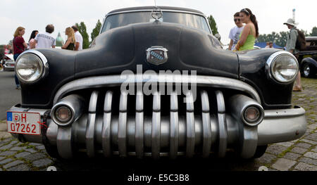 Hannover, Deutschland. 27. Juli 2014. Der Kühler ein Buick Super wird in der "Street Mag Show" in Hannover, 27. Juli 2014 ausgestellt. Am 26. und 27. Juli 2014 viele Oldtimer der US amerikanischen Automobil-Geschichte der "Street Mag Show" vorgestellt. Foto: Peter Steffen/Dpa/Alamy Live News Stockfoto