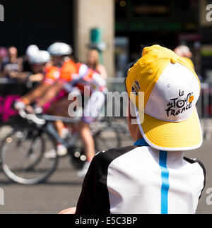 Paris, Frankreich. 27. Juli 2014. Fans warten auf die Ankunft der Tour de France. Auf Sonntag, 27. Juli 2014 wurden die Champs Elisées und Rue de Rivoli wegen der Ankunft der Tour de France für den Verkehr gesperrt. Fans warteten seit dem frühen Morgen der beste Ort, um die Athleten Ankunft zu sehen haben. Zuschauer erlebten manchmal ein paar Schwierigkeiten bei der Erreichung ihrer Sitze wegen den Barrikaden. Bildnachweis: Cecilia Colussi/Alamy Live-Nachrichten Stockfoto