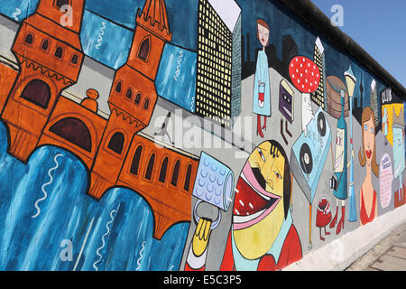 Wandmalereien an der East Side Gallery - eine erhaltene Stück der Berliner Mauer am südlichen Rand des Freidrichshain. Stockfoto