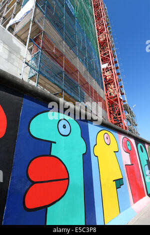 Wandmalereien an der East Side Gallery - eine erhaltene Stück der Berliner Mauer am südlichen Rand des Freidrichshain. Stockfoto