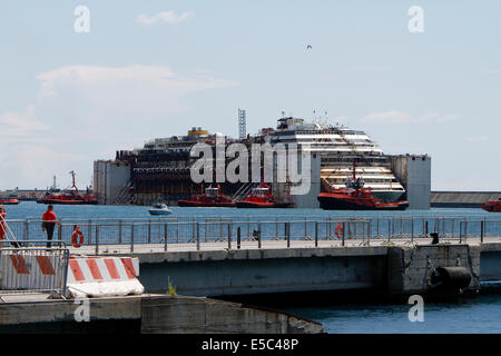 Genua, Italien. 27. Juli 2014. Costa Concordia Kreuzfahrt Schiffswrack angedockt am Hafen von Genua Prà-Voltri. Stockfoto