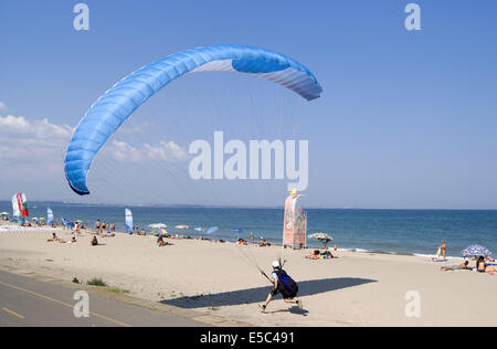 Burgas Bulgarien 27 27. Juli 2014: auf der Suche nach der perfekte Landung Paragliding Enthusiasten komplett im Rennen Genauigkeit Wettbewerb landen, Landung auf touristische verpackt goldene Stränden des Schwarzen Meeres. Die Veranstaltung läuft mit der Zusammenarbeit des bulgarischen nationalen Aero Club Credit: Clifford Norton/Alamy Live News Stockfoto