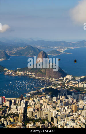 RIO DE JANEIRO, Brasilien - 21. Juli 2014: Blick vom Berg Corcovado, Zuckerhut und Botafogo Nachbarschaft. Stockfoto