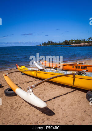 Ausleger-Kanus am Strand am North Shore von Oahu, Hawaii Stockfoto