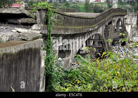 Provinz SICHUAN, CHINA: Ruinen der Xiaoyoudong Autobahn Brücke über den Jianjiang-Fluss bis zum Jahr 2012 zerstört Erdbeben in Sichuan Stockfoto