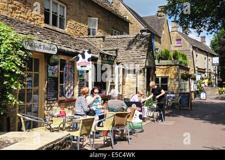 Straßencafé im Zentrum Dorfes, Bourton auf dem Wasser, Gloucestershire, England, Vereinigtes Königreich, West-Europa. Stockfoto