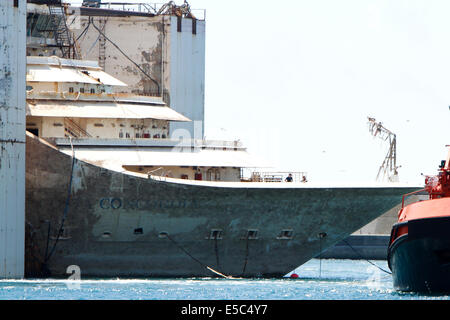 Genua, Italien. 27. Juli 2014. Der Name Concordia ersichtlich auf dem Wrack-Bogen als das Wrack im Hafen von Genua betritt. Stockfoto