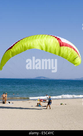 Burgas Bulgarien 27 27. Juli 2014: auf der Suche nach der perfekte Landung Paragliding Enthusiasten komplett im Rennen Genauigkeit Wettbewerb landen, Landung auf touristische verpackt goldene Stränden des Schwarzen Meeres. Die Veranstaltung läuft mit der Zusammenarbeit des bulgarischen nationalen Aero Club Credit: Clifford Norton/Alamy Live News Stockfoto