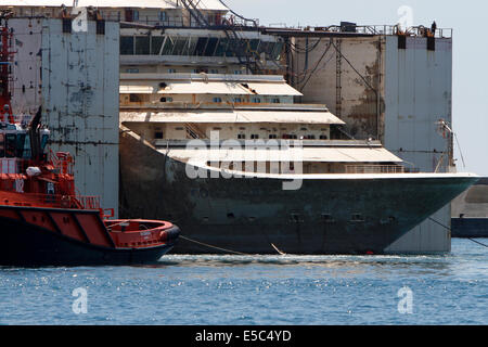 Genua, Italien. 27. Juli 2014. Der Name Concordia kann am Wrack Bug gesehen werden, wie das Schiff in Genua Hafen einläuft. Stockfoto