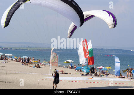 Burgas Bulgarien 27 27. Juli 2014: auf der Suche nach der perfekte Landung Paragliding Enthusiasten komplett im Rennen Genauigkeit Wettbewerb landen, Landung auf touristische verpackt goldene Stränden des Schwarzen Meeres. Die Veranstaltung läuft mit der Zusammenarbeit des bulgarischen nationalen Aero Club Credit: Clifford Norton/Alamy Live News Stockfoto