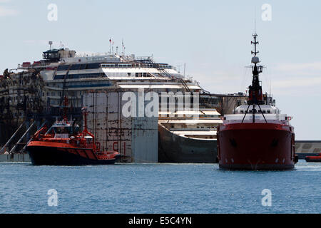 Genua, Italien. 27. Juli 2014. Concordia Wrack kommt am Hafen von Genua Prà-Voltri mit mehreren Schleppern gezogen. Concordia sank in Isola del Giglio im Januar 2012. Stockfoto