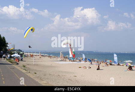 Burgas Bulgarien 27 27. Juli 2014: auf der Suche nach der perfekte Landung Paragliding Enthusiasten komplett im Rennen Genauigkeit Wettbewerb landen, Landung auf touristische verpackt goldene Stränden des Schwarzen Meeres. Die Veranstaltung läuft mit der Zusammenarbeit des bulgarischen nationalen Aero Club Credit: Clifford Norton/Alamy Live News Stockfoto