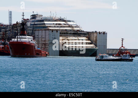 Genua, Italien. 27. Juli 2014. Costa Concordia Kreuzfahrt Schiffswrack kommt am Hafen von Genua Prà-Voltri mit mehreren Schleppern gezogen. Stockfoto