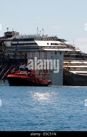 Genua, Italien. 27. Juli 2014. Costa Concordia Kreuzfahrt Schiffswrack kommt am Hafen von Genua Prà-Voltri mit mehreren Schleppern gezogen. Stockfoto