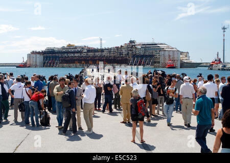 Genua, Italien. 27. Juli 2014. Concordia Wrack kommt am Hafen von Genua Prà-Voltri mit mehreren Schleppern gezogen. Concordia sank in Isola del Giglio im Januar 2012. Stockfoto