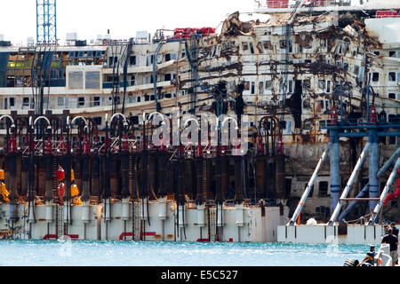 Genua, Italien. 27. Juli 2014. Die Breitseite der Concordia Wrack beschädigt durch 2012 Schiffbruch ist ersichtlich, wie die Ankunft des Schiffes im Hafen von Genua. Stockfoto