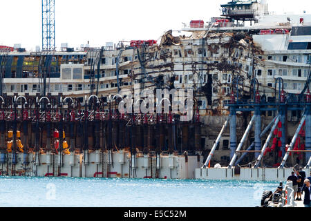 Genua, Italien. 27. Juli 2014. Die Breitseite der Concordia Wrack beschädigt durch 2012 Schiffbruch ist ersichtlich, wie das Schiff in Genua Hafen einläuft. Stockfoto