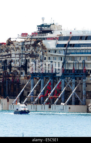 Genua, Italien. 27. Juli 2014. Costa Concordia Kreuzfahrt Schiffswrack kommt am Hafen von Genua Prà-Voltri. Stockfoto