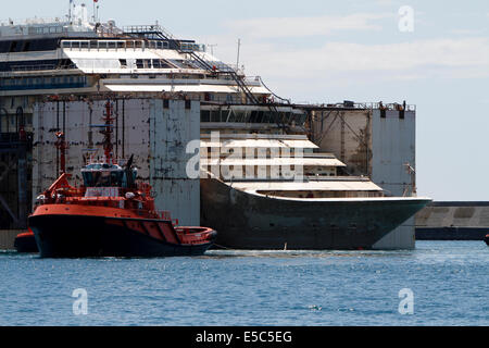 Genua, Italien. 27. Juli 2014. Der Name Concordia ersichtlich auf dem Wrack-Bogen als das Wrack im Hafen von Genua betritt. Stockfoto