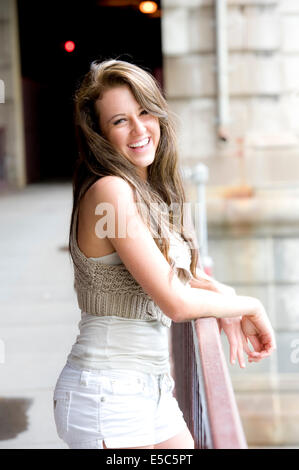 Wunderschöne Teen Model trägt ein weißes Top und passende shorts an einem sonnigen Tag. Stockfoto