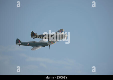 Yeovilton, UK. 26. Juli 2014. Air Display an RNAS Yeovilton. Spitfires der Battle of Britain Memorial Flight Durchflug. Bildnachweis: David Hammant/Alamy Live-Nachrichten Stockfoto