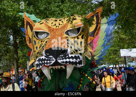 London, UK. 27. Juli 2014. Emergency Exit Arts Parade am Queen Elizabeth Olympic Park. Foto: siehe Li/Alamy Live News Stockfoto
