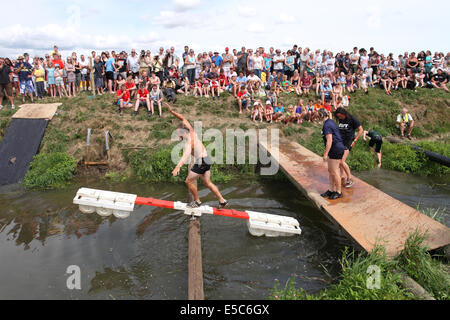 Thorney Somerset Levels wurden Sonntag, 27. Juli 2014 – The Lowland Games neben dem Fluß Parrett heute in warmen, sonnigen Wetter statt. Eine große Schar von Dorfbewohnern und einheimische genossen die schönen Sommerwetter und Spaß Wasserspiele entlang des Flusses. Stockfoto