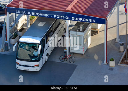 Blick von oben nach unten schaut auf Trainer in den Hafen von Dubrovnik Kreuzfahrt Passagieren für lokale Tour Gruz Dalmatien Kroatien zu sammeln Stockfoto