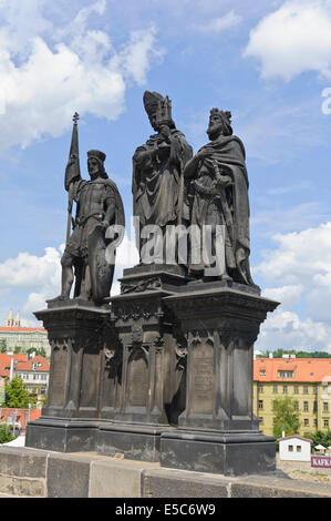 Religiöse Statuen auf der Karlsbrücke, Prag, Tschechische Republik. Stockfoto