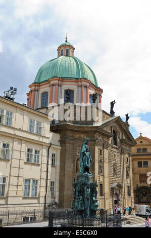 Fassade von Saint-Assisi-Kirche mit Charles IV Statue (1848) von Ernst Julius Hähnel in der Nähe von Karlsbrücke, Prag, Tschechische Republik. Stockfoto