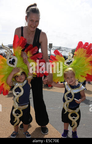 London, UK. 27. Juli 2014. Große britische Karneval im Gange, Eröffnung Karneval durch die großen Ereignisse der Emergency Exit Arts für Familie und Erwachsene auf der Queen Elizabeth Olympic Park. Foto: siehe Li/Alamy Live News Stockfoto