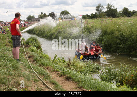 Thorney Somerset Levels wurden Sonntag, 27. Juli 2014 – The Lowland Games neben dem Fluß Parrett heute in warmen, sonnigen Wetter statt.  Dorfbewohner und einheimische genossen die schönen Sommer Wetter und fun-Wasser floß Rennen entlang des Flusses. Stockfoto