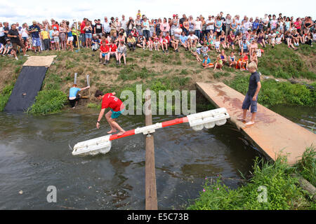 Thorney Somerset Levels wurden Sonntag, 27. Juli 2014 – The Lowland Games neben dem Fluß Parrett heute in warmen, sonnigen Wetter statt. Eine große Schar von Dorfbewohnern und einheimische genossen die schönen Sommerwetter und Spaß Wasserspiele entlang des Flusses. Stockfoto