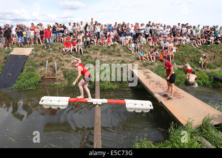 Thorney Somerset Levels wurden Sonntag, 27. Juli 2014 – The Lowland Games neben dem Fluß Parrett heute in warmen, sonnigen Wetter statt. Eine große Schar von Dorfbewohnern und einheimische genossen die schönen Sommerwetter und Spaß Wasserspiele entlang des Flusses. Stockfoto