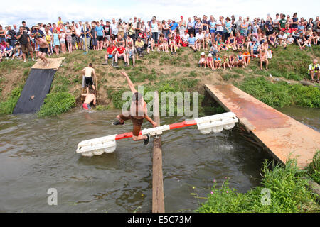 Thorney Somerset Levels wurden Sonntag, 27. Juli 2014 – The Lowland Games neben dem Fluß Parrett heute in warmen, sonnigen Wetter statt. Eine große Schar von Dorfbewohnern und einheimische genossen die schönen Sommerwetter und Spaß Wasserspiele entlang des Flusses. Stockfoto