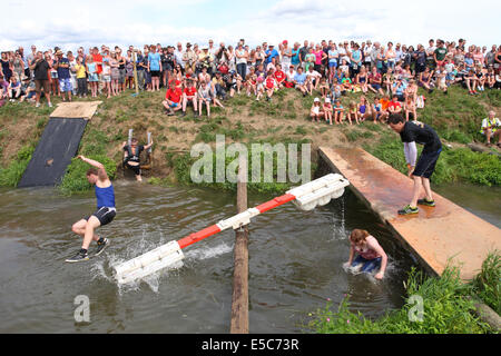 Thorney Somerset Levels wurden Sonntag, 27. Juli 2014 – The Lowland Games neben dem Fluß Parrett heute in warmen, sonnigen Wetter statt.  Eine große Schar von Dorfbewohnern und einheimische genossen die schönen Sommerwetter und Spaß Wasserspiele entlang des Flusses. Stockfoto