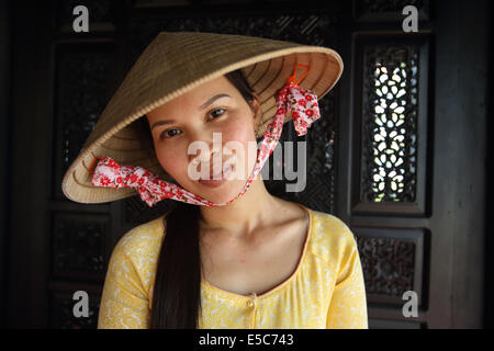 Vietnamesische Frau in 'non la' konische Hut Stockfoto