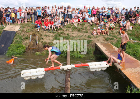 Thorney Somerset Levels wurden Sonntag, 27. Juli 2014 – The Lowland Games neben dem Fluß Parrett heute in warmen, sonnigen Wetter statt. Eine große Schar von Dorfbewohnern und einheimische genossen die schönen Sommerwetter und Spaß Wasserspiele entlang des Flusses. Stockfoto