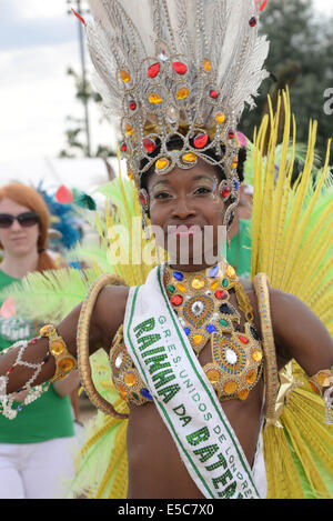 London, UK. 27. Juli 2014. Karneval-Samba-Tänzer aus Paraiso Schule des Samba-Umzug auf der Queen Elizabeth Olympic Park. Foto: siehe/Alamy Live-Nachrichten Stockfoto