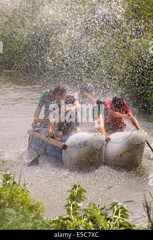 Thorney Somerset Levels Sonntag, 27. Juli 2014 – The Lowland Games neben dem Fluß Parrett heute im warmen, sonnigen Wetter fanden... Stockfoto