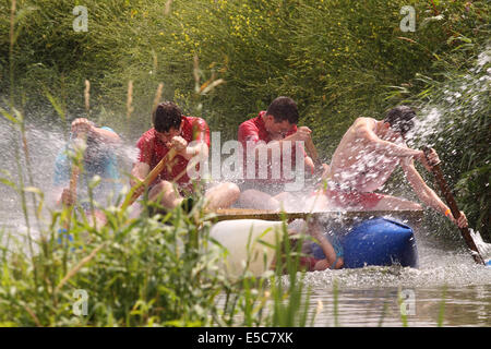 Thorney Somerset Levels Sonntag, 27. Juli 2014 – The Lowland Games neben dem Fluß Parrett heute im warmen, sonnigen Wetter fanden... Lokale Teams genießen ein Einweichen während des Rennens Fluss Floß. News Stockfoto