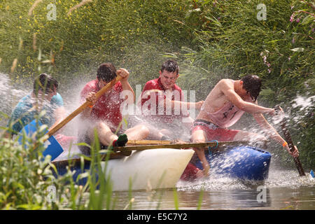 Thorney Somerset Levels wurden Sonntag, 27. Juli 2014 – The Lowland Games am Fluß Parrett heute in warmen, sonnigen Wetter statt. Lokale Teams genießen ein Einweichen während des Rennens Fluss Floß. Stockfoto