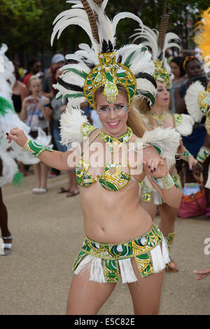 London, UK. 27. Juli 2014. Karneval-Samba-Tänzer aus Paraiso Schule des Samba-Umzug auf der Queen Elizabeth Olympic Park. Foto: siehe/Alamy Live-Nachrichten Stockfoto